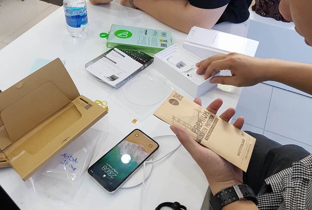 Cận kề Giáng sinh, giá iPhone X giảm còn 25,8 triệu đồng - 2 iPhone X màu bạc vẫn đang được lựa chọn nhiều