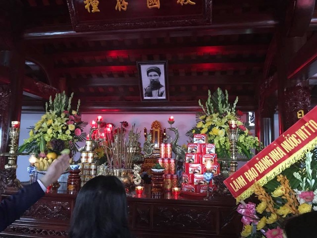 Xứ Nghệ tự hào chí sỹ yêu nước kiệt xuất Phan Bội Châu - 4 Thắp hương tưởng nhớ chí sĩ yêu nước Phan Bội Châu.