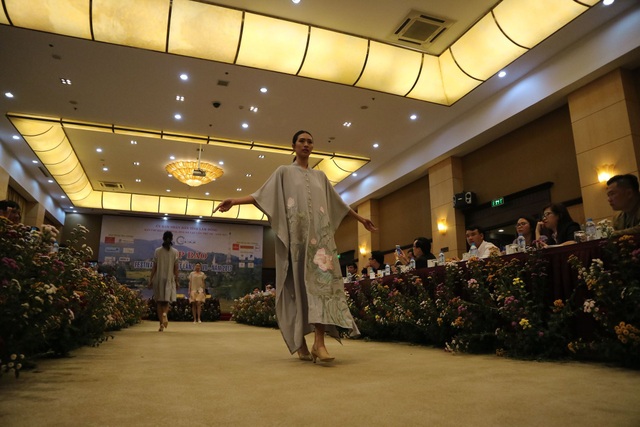 Lần đầu tiên tơ lụa Lâm Đồng được tôn vinh trong lễ hội