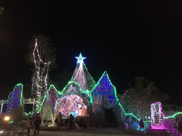 Cây thông Noel ghép bằng 6.000 nồi đất được xác lập Kỷ lục Việt Nam - 10 Cây thông Noel ghép bằng 6.000 nồi đất được xác lập Kỷ lục Việt Nam - 10