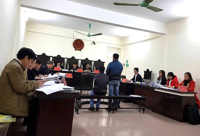 Kỳ án giữa thủ đô: Người dân la hét, phản đối sau khi HĐXX tuyên án! - 1
Hai bị cáo Quản Đắc Quý và Quản Đắc Thúy bị HĐXX TAND TP Hà Nội tuyên y án sơ thẩm với hình phạt tổng hợp hơn 10 năm tù giam.