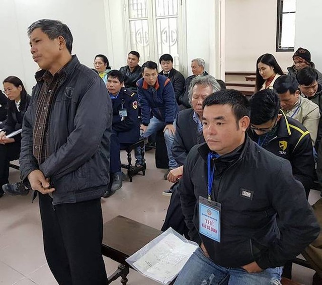 Kỳ án giữa thủ đô: Bác sĩ sơ cứu cho bị hại đưa ra lời khai phẫn nộ! - 2
Bị hại Đỗ Đăng Của (đeo thẻ) và người làm chứng Đỗ Huy Thành tại phiên tòa phúc thẩm.