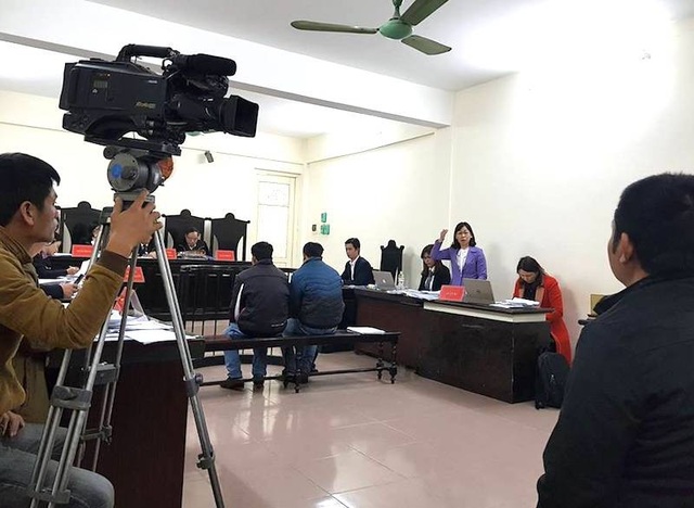 Kỳ án giữa thủ đô: Bác sĩ sơ cứu cho bị hại đưa ra lời khai phẫn nộ! - 1
Luật sư bào chữa cho bị cáo chất vấn nhiều điểm bất đồng trong lời khai của bị hại Đỗ Đăng Của.