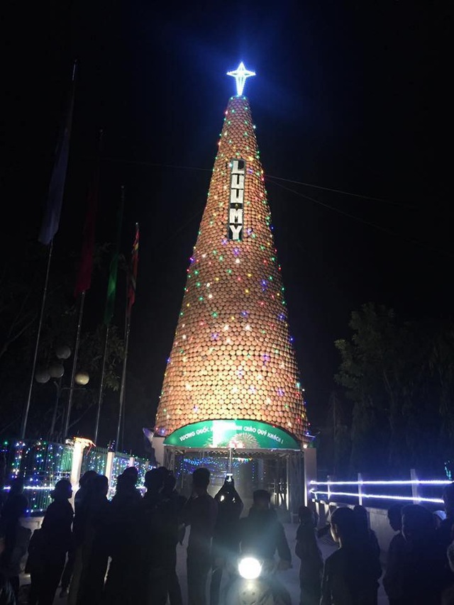 Cây thông Noel ghép bằng 6.000 nồi đất được xác lập Kỷ lục Việt Nam - 2 Cây thông Noel ghép bằng 6.000 nồi đất được xác lập Kỷ lục Việt Nam - 2