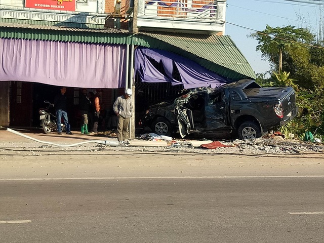Ô tô bán tải tông thẳng cột điện, chui vào nhà dân, lái xe bị thiệt mạng - 1 Chiếc xe ô tô húc đổ cột đèn, lao và dân mới chịu dừng lại. Lái xe tử vong sau đó (ảnh CTV)