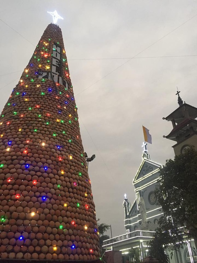 Cây thông Noel ghép bằng 6.000 nồi đất được xác lập Kỷ lục Việt Nam - 3
Cây thông Noel ghép bằng nồi đất giản dị nhưng vô cùng nổi bật và đẹp mắt.