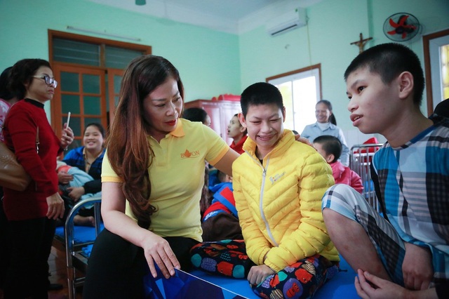Hoa hậu quý bà thăm và tặng quà cho các hoàn cảnh khó khăn tại Nghệ An - 4 Hoa hậu quý bà thăm và tặng quà cho các hoàn cảnh khó khăn tại Nghệ An - 4