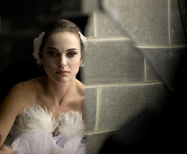 Bộ phim 18+ “tệ nhất năm” là bộ phim… đáng nhớ nhất - 2 Cảnh trong phim “Black Swan” (Thiên nga đen - 2010)
