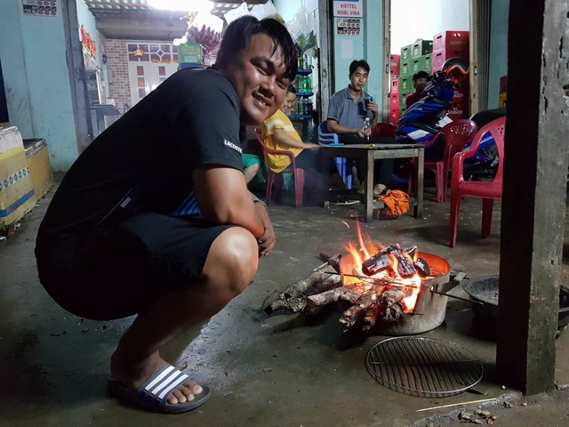 Bão số 16 suy yếu, nhịp sống Cần Giờ trở lại bình thường - 7 Tụ tập đốt lửa sưởi ấm và thức canh bão