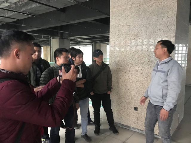 Tàu Cát Linh - Hà Đông bất ngờ bị vẽ hình "kỳ lạ" - 6
Đại diện đơn vị thi công trao đổi với các PV. (Ảnh: Trần Thanh)