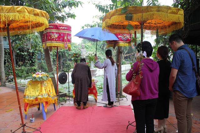 Người Hà Nội chi tiền triệu "an táng" cho chó mèo - 9 Quang cảnh một buổi làm lễ trước khi chôn cất cho vật nuôi. Theo ông Sinh, thường thì trước khi đến khách sẽ xem giờ an táng trước, rồi yêu cầu nhân viên thực hiện. Tuy nhiên, cũng có người quên thì ông sẽ đứng ra “xem” giúp. Chi phí an táng chỉ được tính gói gọn một lần các dịch vụ sau này như: thắp hương ngày rằm, mùng 1… đều được nghĩa trang lo chu toàn.