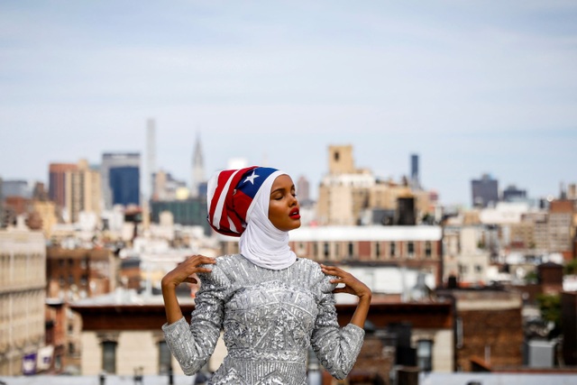 Người mẫu Halima Aden là người mẫu đầu tiên đội khăn trùm hijab xuất hiện trên các trang bìa tạp chí tại Mỹ. Cô cũng xuất hiện tại nhiều show diễn thời trang lớn với chiếc khăn trùm. Trong ảnh, Halima đang trong một buổi chụp hình tại thành phố New York. (Ảnh chụp ngày 28/8)