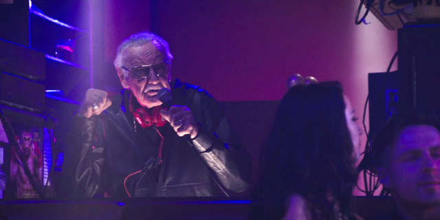 Trong “Deadpool” (Quái nhân - 2016), Stan Lee vào vai MC ở một hộp đêm.