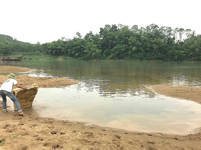 Mất đất, cuộc sống bị đảo lộn, dân kéo ra bờ sông phản đối tàu hút cát sỏi! - 18 Nơi bãi bồi này đã xuất hiện một hố hút cát rất sâu và rất nguy hiểm.