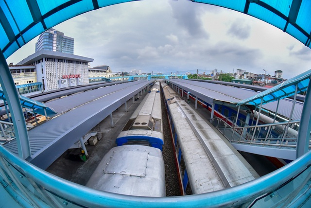 Hà Nội: Cận cảnh nhà ga trăm tuổi trước đề xuất di dời ra khỏi nội đô - 2
Bên trong sân ga nhìn từ cầu đi bộ bắc qua các đường sắt.
Mới đây, tại hội nghị về an toàn giao thông của thành phố, Thiếu tướng Phạm Xuân Bình (Phó giám đốc Công an Hà Nội) kiến nghị Chính phủ và Bộ GTVT di dời tuyến đường sắt và ga Hà Nội ra khỏi nội thành để giảm ùn tắc và tai nạn giao thông.
