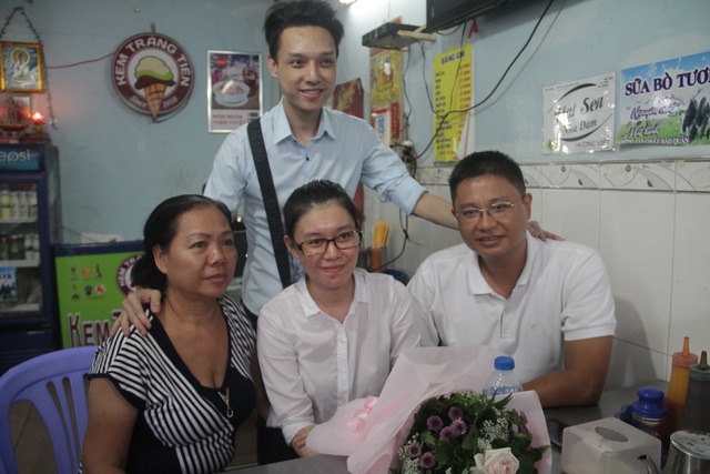 Mẹ Hoa hậu Phương Nga: “Đêm nay sẽ là một đêm trắng vì hạnh phúc!” - 4
Thùy Dung cùng gia đình