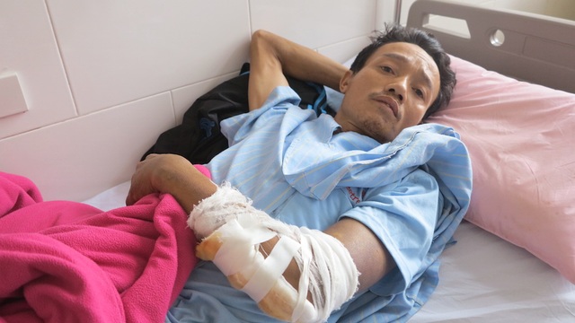 Đáng thương vợ ung thư chăm chồng bị tai nạn trong cảnh không xu dính túi - 4 Hiện tại sức khỏe của anh cũng rất yếu.