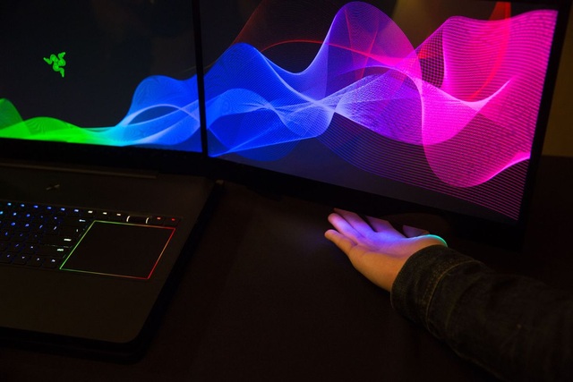 Cận cảnh laptop "3 màn hình" độc đáo tại CES 2017 - 3 Máy có để hở các khe đèn LED phía bên dưới màn hình để tăng tính chân thực