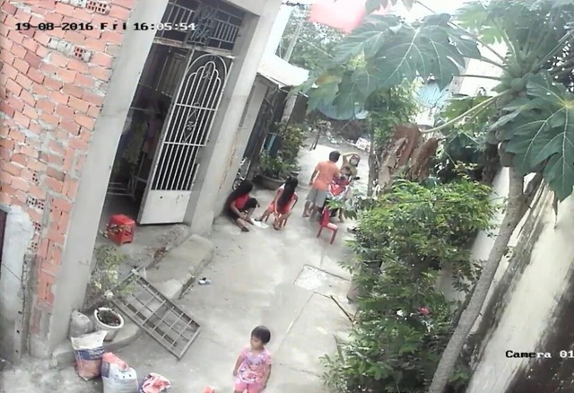 TP.HCM: 2 hộ dân tuyên bố làm chủ con hẻm khiến hàng chục người khốn đốn - 2 Ông Hiền đứng ra kiểm soát, thậm chí là hành người dân ra vào hẻm