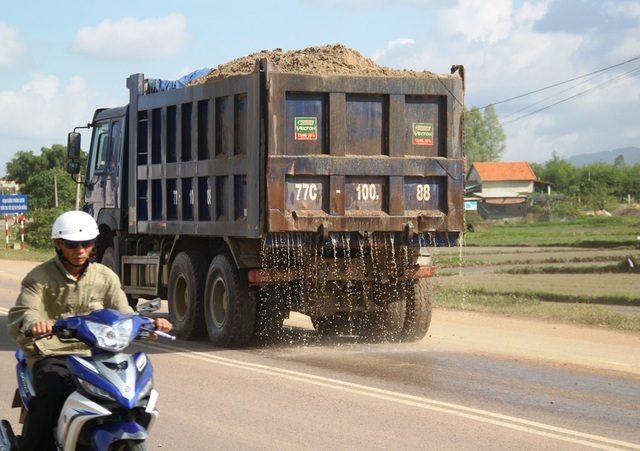 Bình Định: Xe ben cơi nới thùng, chở cát có ngọn “lộng hành” trên Quốc lộ 19 - 6 Nước bắn tung tóe xuống đường khi xe di chuyển