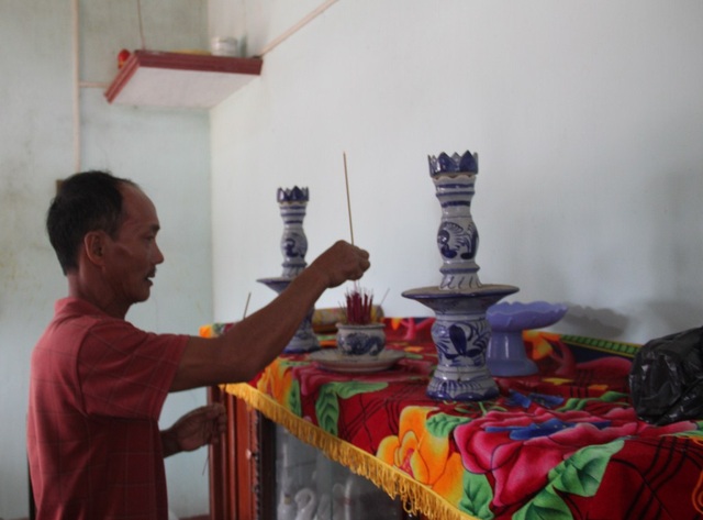 "Xóm lũ" đìu hiu ngày cận Tết - 3 Ngày Tết ông Táo nhưng ông Tiên chỉ thắp hương lên bàn thờ trong ngôi nhà sắp sập nhưng vợ chồng ông liều ở vì chưa xây được nhà mới
