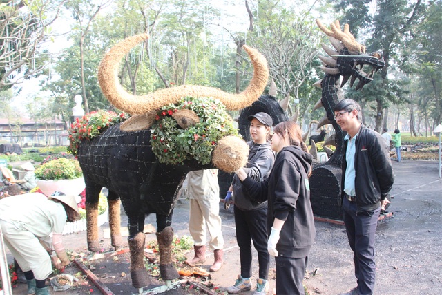 Cận cảnh 12 con giáp "khủng" trong công viên Thống Nhất - 9
Hình nộm chú trâu khá... lạ