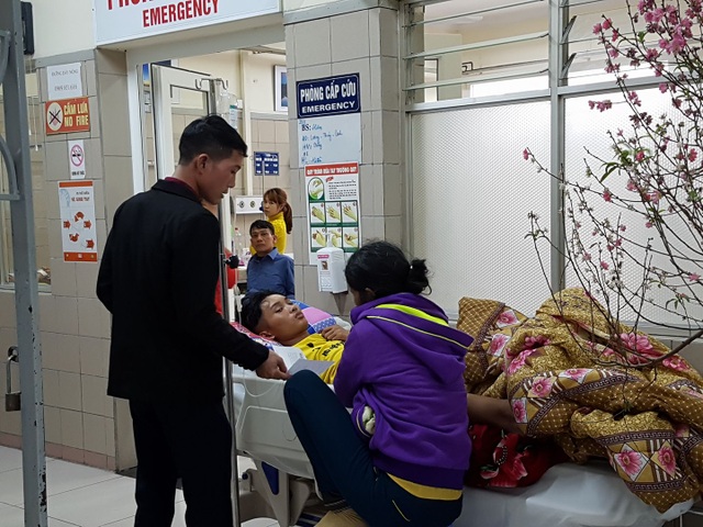 6 ngày Tết, kẻ mê sảng, người tử vong vì rượu - 3 Tại Trung tâm chống độc, ngày Tết bệnh nhân không tăng đột biến. Nhưng các bác sĩ lo ngại một vài ngày nữa số bệnh nhân ngộ độc rượu tăng lên do gặp gỡ, uống mừng năm mới, lễ hội. Ảnh: H.Hải