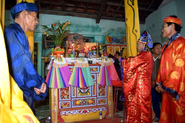 Ngư dân xứ Quảng rộn ràng với lễ hội cầu ngư đầu năm - 4 Ngư dân đang làm lễ cầu ngư, mong sóng yên biển lặng, mùa màng bội thu