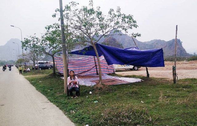 Ninh Bình: Kiếm tiền triệu nhờ cho khách du xuân thuê chiếu nghỉ - 1 Dọc 2 bên đường Tràng An đầy những lều dịch vụ cho thuê chiếu ngồi nghỉ.