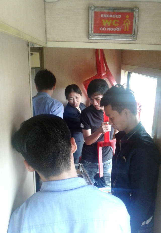 Mệt nhoài trên chuyến tàu Bắc - Nam - 5
Khi nhân viên tàu đi phát cơm, bán đồ ăn thì hành khách lại nhốn nháo xách ghế né