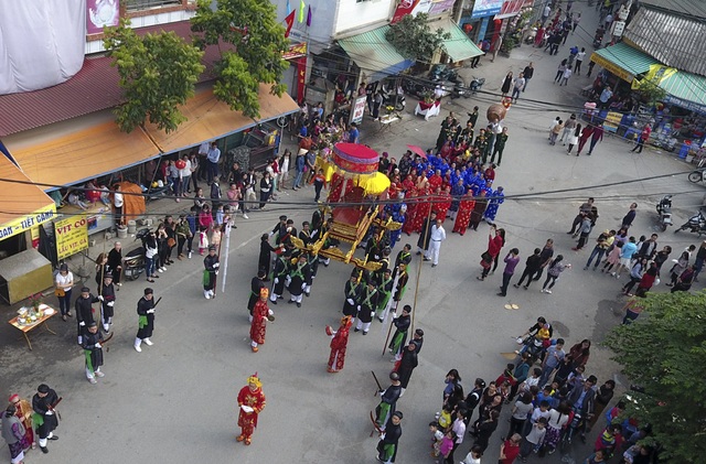 Trai Hà Nội lả lơi giả gái trong điệu múa trống bồng - 3
Ngày mùng 9 tháng Giêng hàng năm, làng Triều Khúc lại mở hội, kéo dài tới ngày 12. Khai hội có một đám rước lớn với sự tham gia của hàng trăm người trong đủ loại trang phục cổ xưa. Họ rước thánh từ đình thờ sắc xuống đại đình của làng.