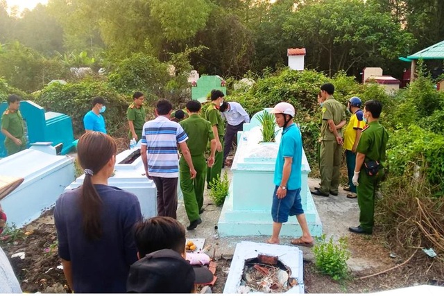 Nghi án mẹ sảy tay làm chết con 5 tháng tuổi rồi lén chôn ở chùa - 1
Chiều ngày 9/2, ngành chức năng tiến hành khai quật mộ và khám nghiệm tử thi cháu bé T. (ảnh từ Facebook Hoi Kiên Lương)
