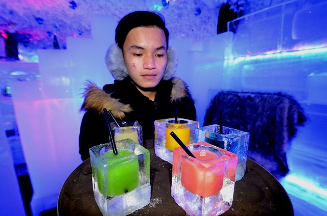 Valentine ấm trong cafe băng độc đáo - 3 Những chiếc ly băng đặc biệt tạo điểm nhấn cho quán.