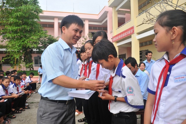 Hàng ngàn suất học bổng của Công ty Grobest Việt Nam đến với học sinh nghèo vượt khó - 6
Ông Nguyễn Tiến Việt - Trưởng đại diện công ty Grobest Việt Nam tại Kiên Giang trao học bổng cho các em học sinh trường THCS Vĩnh Bình Nam 1