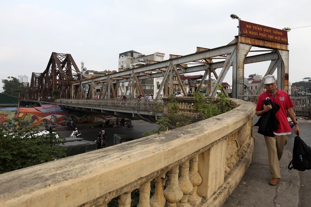 Cầu Long Biên trước kế hoạch phục hồi của Hà Nội - 3
Một đoạn đường dẫn lên cầu từ phía đường Trần Nhật Duật. Do hiện trạng xuống cấp, ô tô đã bị cấm qua cầu.