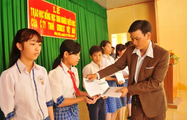 Grobest Việt Nam trao 155 suất học bổng đến học sinh nghèo Đồng Tháp, Kiên Giang - 2
Ông Phùng Văn Công - Trưởng đại diện Công ty Grobest Việt Nam ở An Giang, Đồng Tháp trao học bổng cho các em học sinh trường THCS Nhị Mỹ