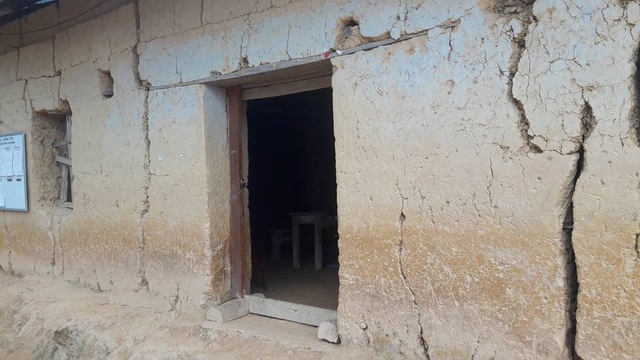 Khởi công xây dựng 3 phòng học Dân trí tại Hà Giang - 2
Điểm trường Na Quang được xây dựng từ năm 1994 với tường đắp bằng đất, mái lợp bro-xi măng đã quá cũ nát, không đảm bảo cho việc dạy và học