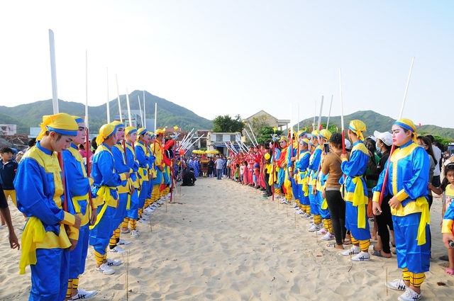 Bình Định: Độc đáo lễ hội cầu ngư của ngư dân vùng biển Nhơn Hải - 4 Đội bá trạo và Đội múa gươm hộ rước hầu thần