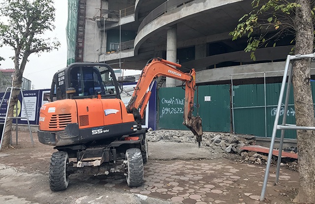 Hà Nội tăng cường cần cẩu, máy xúc "giải phóng" vỉa hè - 5
Quận Đống Đa tăng cường thêm 2 máy xúc phá dỡ hàng loạt công trình lấn chiếm vỉa hè đường Tây Sơn, Nguyễn Lương Bằng, Tôn Đức Thắng