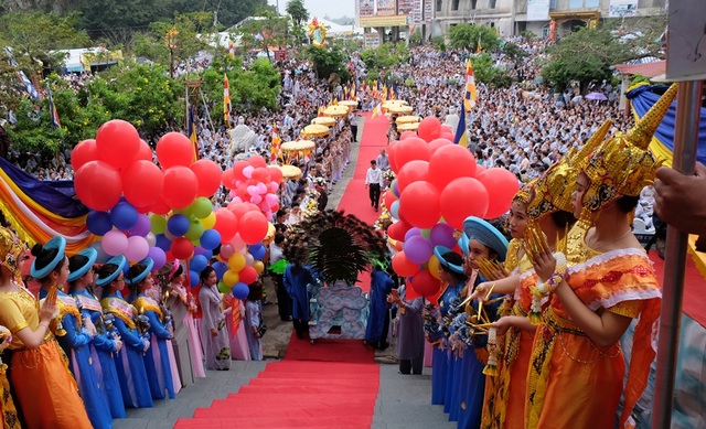 Chiêm ngưỡng hóa trang Bồ Tát trong lễ hội Quán Thế Âm - 1 Hàng vạn người về dự lễ hội Quán Thế Âm