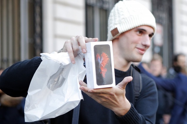 Apple thời Tim Cook chỉ mải lo kiếm tiền: Nỗi niềm của "dân nhà giàu" - 4 iPhone giờ đây không còn là một món hàng cao cấp. Thay vào đó, ai cũng có thể sở hữu chúng.