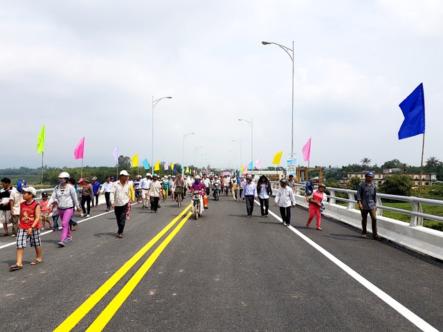 Khánh thành cầu Giao Thủy bắc qua sông Thu Bồn - 3 Người dân nô nức đi trên cây cầu nối đôi bờ sông Thu Bồn