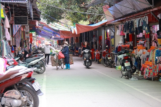 Ninh Bình: Hàng loạt vỉa hè bị “xẻ thịt” dựng ki ốt, chủ tịch phường trả lời "lạ"! - 2 Vỉa hè bị chiếm hết, lòng đường biến thành nơi đỗ xe khiến người tham gia giao thông qua đây rất khó khăn.
