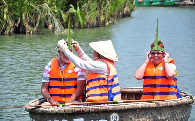 Nhá»¯ng ngÆ°á»i chÃ¨o thuyá»n táº·ng quÃ  lÆ°u niá»m ÄÆ°á»£c lÃ m tá»« lÃ¡ dá»«a nÆ°á»c