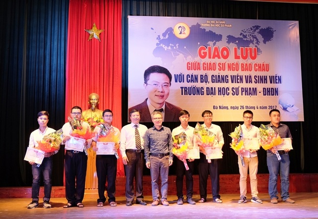 GS Ngô Bảo Châu: Nên hướng nghiệp cho học sinh qua trải nghiệm thực tế - 5
GS Ngô Bảo Châu tặng hoa chúc mừng các sinh viên ĐH Sư phạm Đà Nẵng vừa đoạt giải trong kỳ thi Olympic Toán học