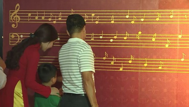 Ra mắt The Symphony – bản giao hưởng của Phú Mỹ Hưng Midtown - 3 Các khách mời tự tay đính từng nốt nhạc lên khuôn nhạc khổng lồ