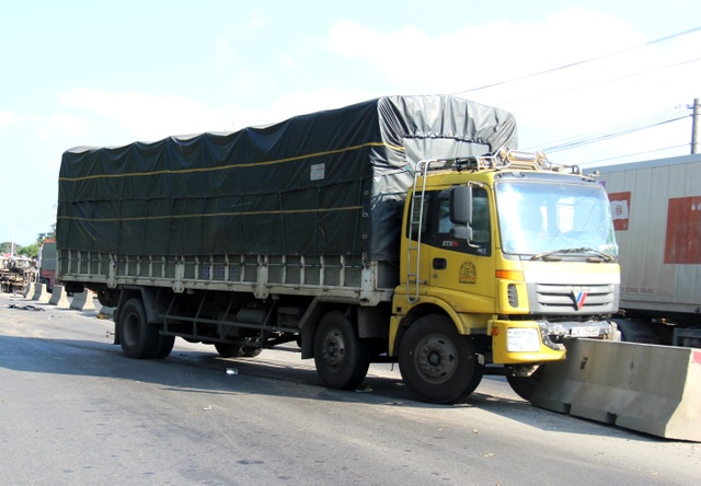 Hai xe tải tông nhau trực diện, một xe lật chắn ngang QL1A - 3 Hai xe tải tông nhau trực diện, một xe lật chắn ngang QL1A - 3
