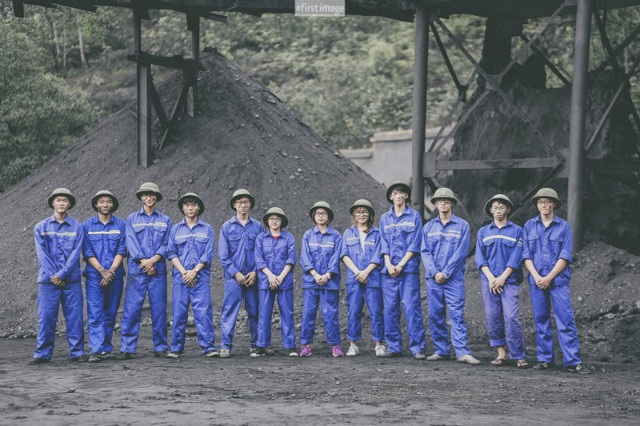 Ảnh kỷ yếu “Thợ mỏ” đậm chất quê hương của học sinh Quảng Ninh - 3 Nói về ý tưởng bộ ảnh em Nguyễn Khánh Linh, Bí thư của lớp chia sẻ: “Bên cạnh việc lưu giữ làm kỉ niệm thì bọn em cũng muốn giới thiệu hình ảnh của mảnh đất mỏ thân yêu đến các bạn trẻ, đặc biệt là hình ảnh người thợ mỏ”.