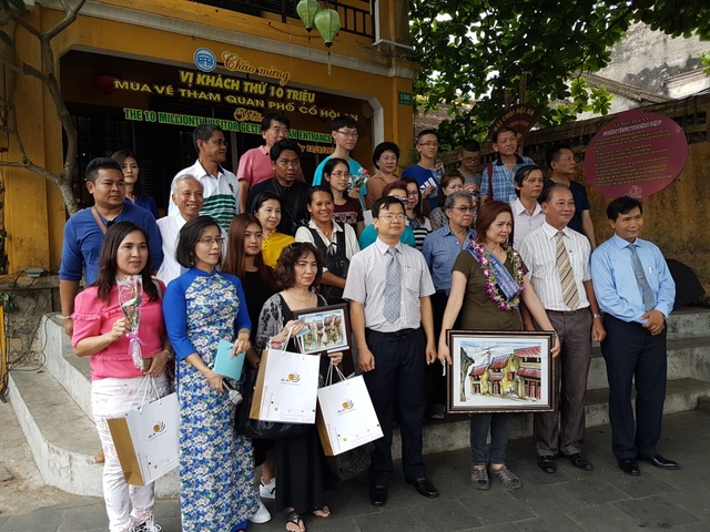 Hội An đón vị khách thứ 10 triệu mua vé tham quan phố cổ - 3 Ban tổ chức tặng hoa, quà và chụp hình kỉ niệm với đoàn du khách đến từ Thái Lan