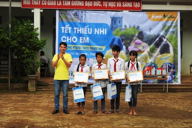 4 em học sinh của nhà trường được ban tổ chức trao học bổng vì có thành tích học tập xuất sắc.